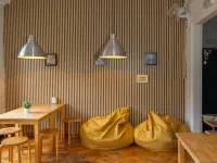 واو هوستل بارسيلونا Hotels near محطة لا بونانوفا لسكك إف جي سي الحديدية
