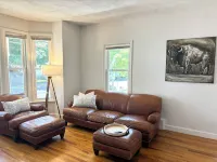 Downtown Patriotic Bristol! Hotels near Roger Williams University