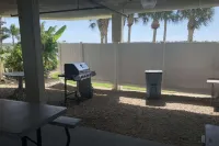Bayview Balcony Condo, Hot tub & pool & Rum Bar! Hotels in Seminole