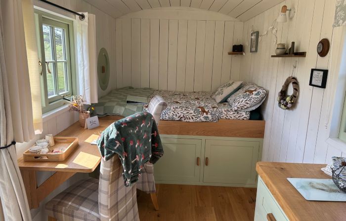 Cosy Owls Roost Hut with Private Hot Tub