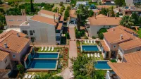 Corinthian Village - Uima-altaat