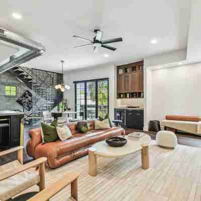 NEW The Strata Barn - Luxury Hyde Park Townhome Rooms