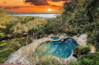 Dawson by AvantStay Serene Austin Home Set Amongst Nature w Pool Hot Tub Close to Lake Travis