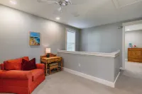 Gulf Coast Gem by Avantstay 3 Blocks to Beach & Town Plaza Community Pool