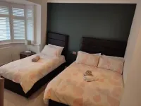 Apple House Wembley - Family Room with Shared Bathroom Hotel a Edgware