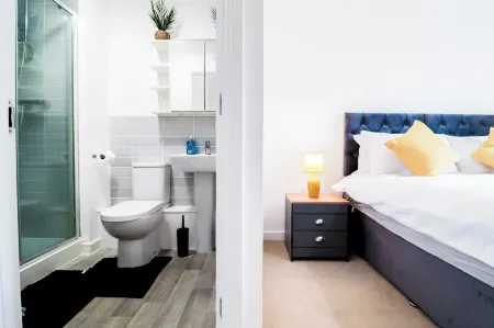 2 Bedrooms Apartment in Dartford Отели в г. Дартфорд