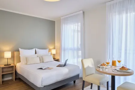 Quality Suites Nancy Centre Отели рядом с достопримечательностью «Basilique Notre-Dame-de-Lourdes»