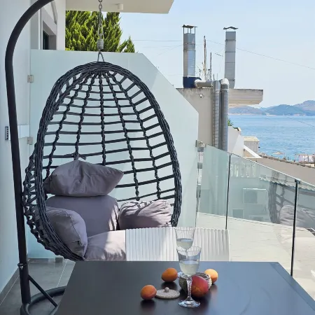 Ares Beachfront Luxury Rooms Отели рядом с достопримечательностью «Mango Beach»