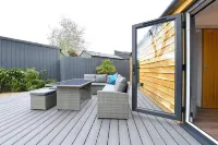 Cheerful 1Bd Cottage with Parking Nr Guildford