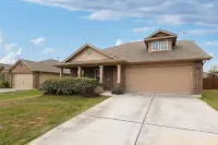 Fenced Backyard and Fun Foosball Table - Spacious Family Haven Hotels in Kyle