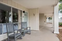 Beach Club Access and Tennis Courts - Charming Island Retreat Hotel a Fripp Island