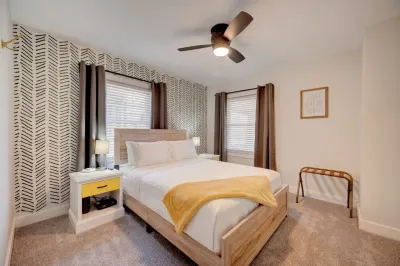 The Yellow Door! 5 BR! Near the EXPO & Airport! Hotels near Sam's Club