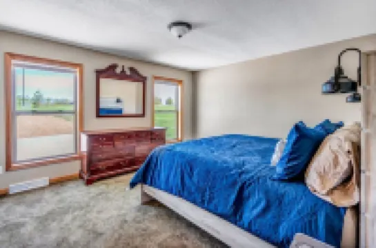 The Bridgeview Lodge, Hot tub, Amazing River Views and sun sets.