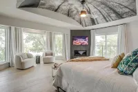 4BDRM Luxury Lakehouse  HotTub, Firepit & BoatDock