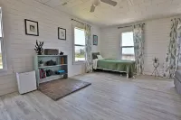 Open plan house w/ close Beach Access & both Ocean & Bay Views