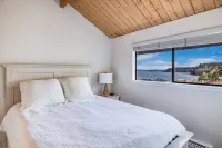 Dash Point Retreat by the Beach with Amazing Water Views from Almost Every Room. Hotels near Kandle Skatepark
