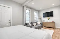 Elegant 2BR Modern Oasis Brand-New Build, Luxe Touches & Lightning-Fast WiFi, AC Hotel dekat Manhattan College