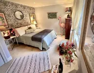 A Victorian Garden Retreat near beach, trails, SF, Silicon Valley- ldry +prkg