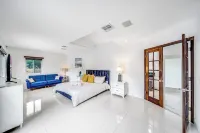 Heated Pool & Tiki Hut! Air Hockey+Close To Beach!