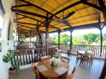 Bruga Villas Restaurant and Spa Отели рядом с достопримечательностью «Pantai Selong Belanak»