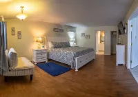 Elegant Suite with Jacuzzi Hotels in Hancock