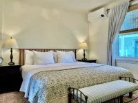 Admirals Quarters Inn - parking