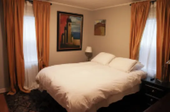 Bluebird // Charming 2-Bedroom, 1 Bathroom House, 5 Blocks to Mayo Clinic