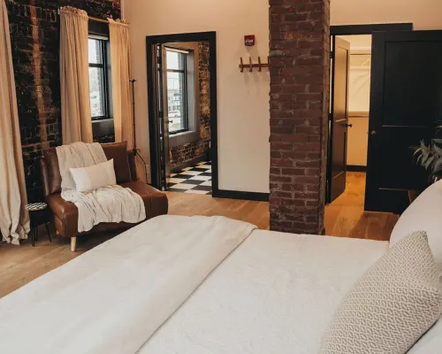 The McKinzie Penthouse! newly renovated 2-King bedroom / 2-bathroom. Hotels in Grayson County