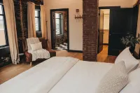 The McKinzie Penthouse! newly renovated 2-King bedroom / 2-bathroom.