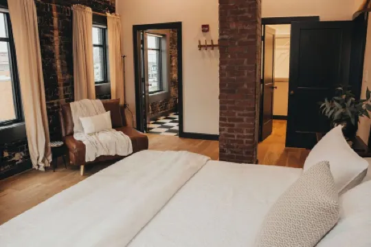 The McKinzie Penthouse! newly renovated 2-King bedroom / 2-bathroom.