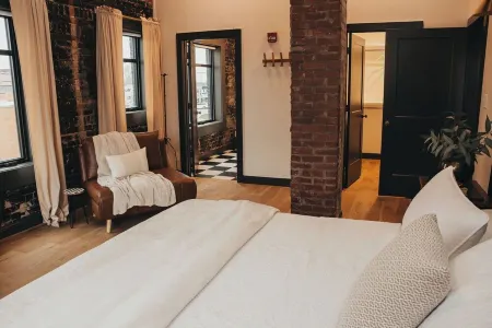 The McKinzie Penthouse! newly renovated 2-King bedroom / 2-bathroom.