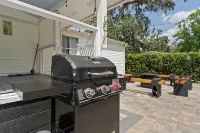NEW Farmhouse! Hot tub, Fire Pit & Yard Games