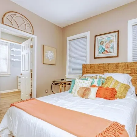 Victoria Home Beachfront 2 Bedroom 2 Bath 4 Bed  Close to Shop Toy for Kids