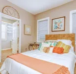 Victoria Home Beachfront 2 Bedroom 2 Bath 4 Bed  Close to Shop Toy for Kids