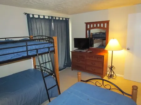 Family friendly, 4BR condo. Walking distance to slopes, hot tub & town shuttle!