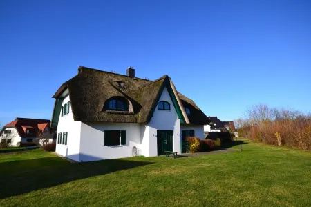 Ferien am Meer in der Wunderschönen Albatros: mit Reetdach, Sauna und Viel Platz Отели в г. Дассов