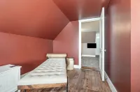 Gettysburg Home sleeps 10 with parking and Game Room.  Just off the square.