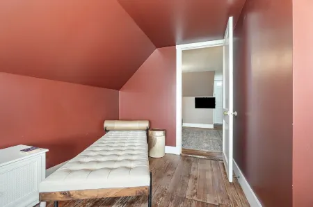 Gettysburg Home sleeps 10 with parking and Game Room.  Just off the square.