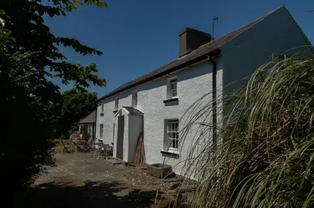 Breathtaking cliff top farmhouse with deserted beach