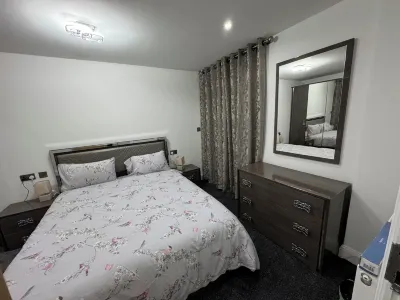3 Bedroom Flat, Balconies, 2 Bathrooms, Living area & Free Parking near Heathrow Hotels near Heathrow Airport