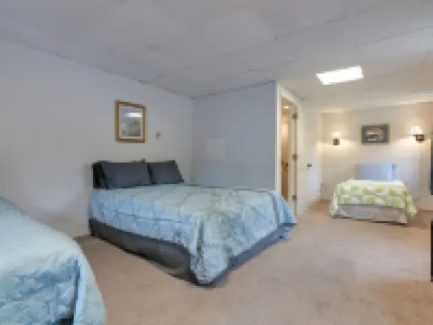 5BR 3 Bath-The Maine House@Twin Hills Cottages Hotels in Ellsworth