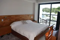 Beautiful Beach front Condo with pool and Espectacular ocean views