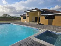 Cozy retreat pool access super close to the Town. Entire home available to you! Các khách sạn ở Old Harbour