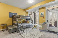 M6- sleeps 15, 5BR + 4.5BA+Hot-tub, AC, garage townhome, Canmore