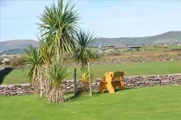 Seaside Irish Home Next to World Class Golf, Fishing & Hiking Charlie Chaplin Statue附近的飯店