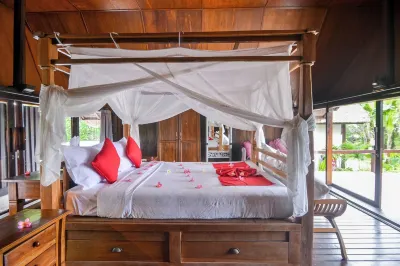 Fabulous villa right on the beach with large pool, tropical garden & staff 세리릿 호텔