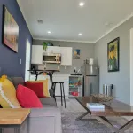 Vibrant Art Retreat. Stylish 1 Bedroom Private Cottage Centrally located.