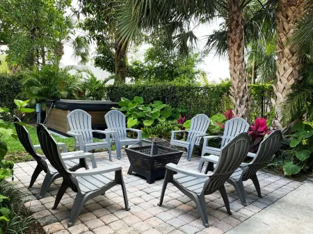 Recently Updated 2/2 Home with Hot Tub, 1 Mile to Beach Отели в г. Лантана