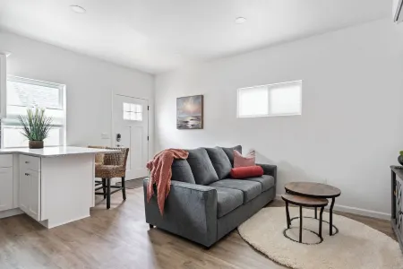 New, Luxury King Bedrm, Heart of Downtown, Quaint popular area, EV charger avail