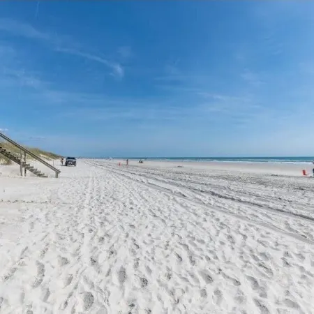 Modern Condo - 3min walk to beach, 2min to Matanzas river